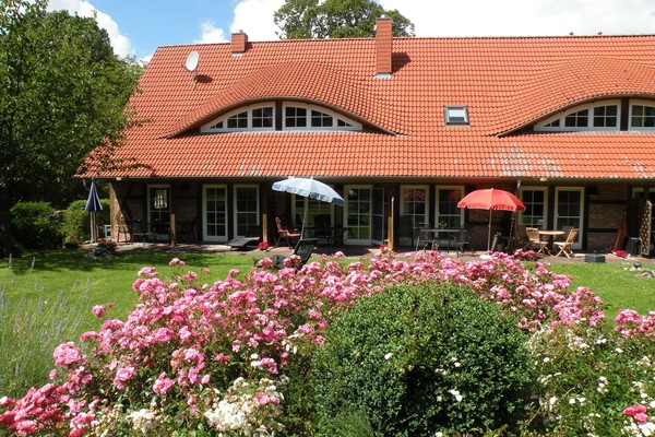 Das "Alte Gutshaus Losentitz / Rügen" aus Sicht des Gutsgartens