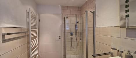 Douche, sĂšche-cheveux, serviettes fournies, savon
