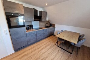 Ovn, kogeplade, kaffe-/temaskine, elkedel