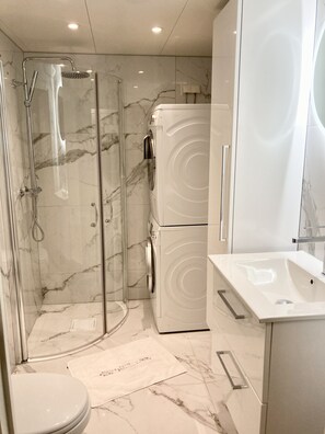 Dusche, Haartrockner, Handtücher, Seife