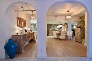 Un intérieur comprenant un coin repas, des meubles en bois et un vase bleu.