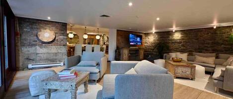 Smart TV, books, stereo, offices