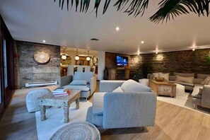 TV connectée, livres, chaîne hi-fi, espaces bureaux