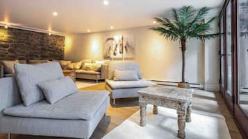 Smart TV, books, stereo, offices