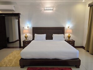 Habitació doble prèmium | Caixa forta a l'habitació, mobiliari individual i escriptori 