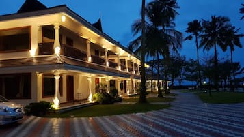Phòng đôi Deluxe | Khu phòng khách | TV màn hình phẳng