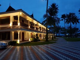 Habitación Deluxe doble | Zona de estar | Una televisión de pantalla plana