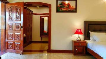 In-room safe, individually furnished, desk, laptop workspace