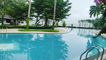 Hồ bơi ngoài trời