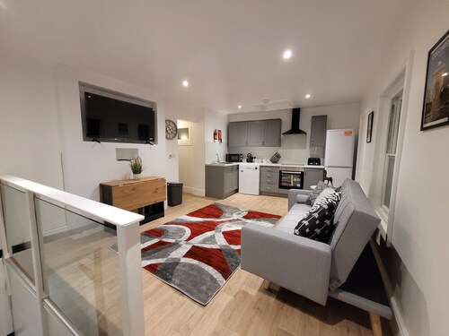 Wallgate Apartment B- A cosy Grade II listed apartment with Roman wall in garden