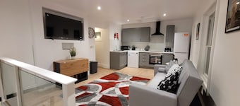 Wallgate Apartment B- A cosy Grade II listed apartment with Roman wall in garden