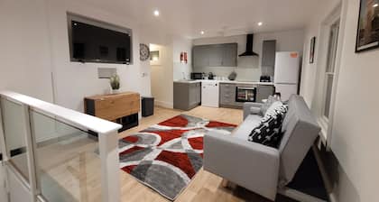Wallgate Apartment B- A cosy Grade II listed apartment with Roman wall in garden