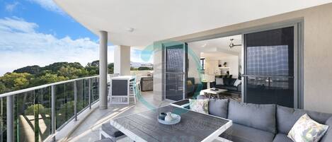 Căn hộ | 3 phòng ngủ, bàn