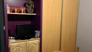 3 bedrooms, iron/ironing board, free WiFi, bed sheets