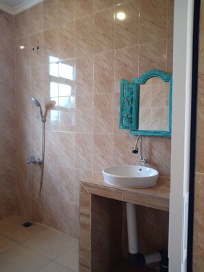 Dusche, Handtücher, Seife, Toilettenpapier