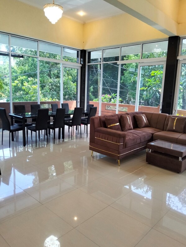 Deluxe Villa (Deluxe 3 Bedrooms) | Reception - Ubud suites batuan (Sukawati)