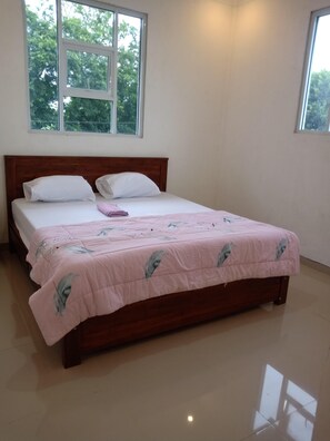 Egyptian cotton sheets, premium bedding, in-room safe - Ubud suites batuan (Sukawati)