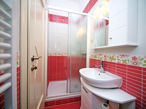 Dusche, Haartrockner, Seife, Toilettenpapier