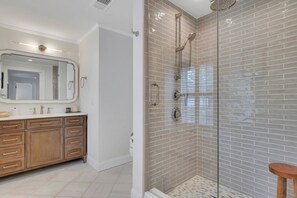 Shower, hair dryer, towels - Luxury Loft in Prime Historic District Location by Lucky Savannah (Savannah)