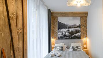 Deluxe Apartment | 2 bedrooms, hypo-allergenic bedding, iron/ironing board, free WiFi