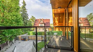 Superior-Apartment, 1 Queen-Bett und Schlafsofa | Terrasse/Patio