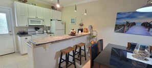 Apartment, 2 Schlafzimmer | Eigene Küche | Kühlschrank, Ofen, Wasserkocher mit Kaffee-/Teezubehör, Toaster