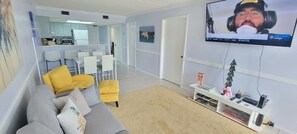 Condo, 2 quartos | Área de estar