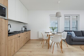 Apartamento, 1 quarto, sacada | Cozinha privada | Micro-ondas, lava-louças, cafeteira/chaleira, chaleira elétrica