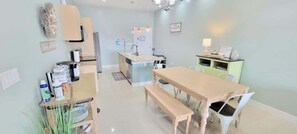 Condo, 2 habitaciones | Cocina privada | Refrigerador, horno, cafetera y tetera y tostadora