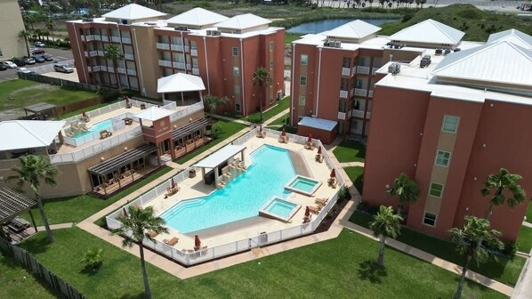 Apartamento, 2 habitaciones | Piscina | Una piscina climatizada