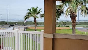 Apartment, 2 Bedrooms | Property grounds