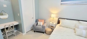 Condo, 2 habitaciones | 2 habitaciones y espacio para trabajar con laptop 