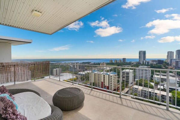 A balcony with a view of the city and the sea. - Zen Pinnacle 51 Private Skyhome 3BR Panoramic Sunrise and Sunset Views in Darwin City (Darwin)