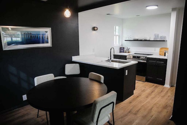 Køleskab, mikrobølgeovn, ovn, kogeplade