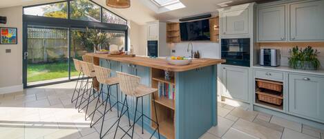 Frigorifero, forno, piano cottura, lavastoviglie