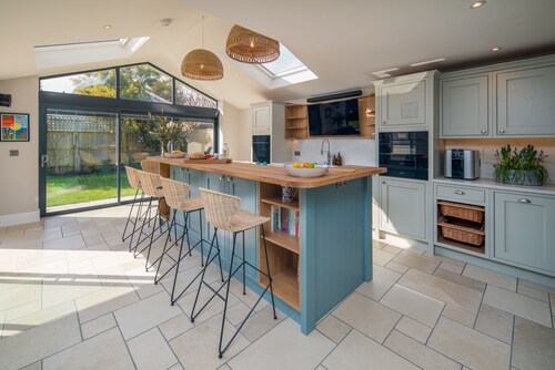 The Beach House - sleeps 8 guests  in 4 bedrooms