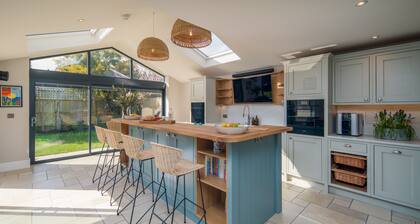 The Beach House - sleeps 8 guests in 4 bedrooms