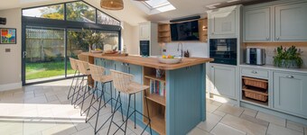 The Beach House - sleeps 8 guests in 4 bedrooms