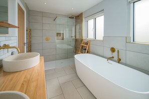 Dusche, umweltfreundliche Kosmetikartikel, Haartrockner, Handtücher