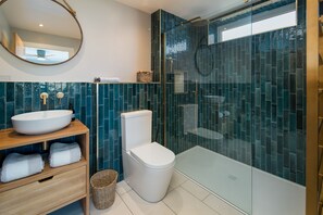 Suihku, ympäristöystävälliset hygieniatuotteet, hiustenkuivaaja