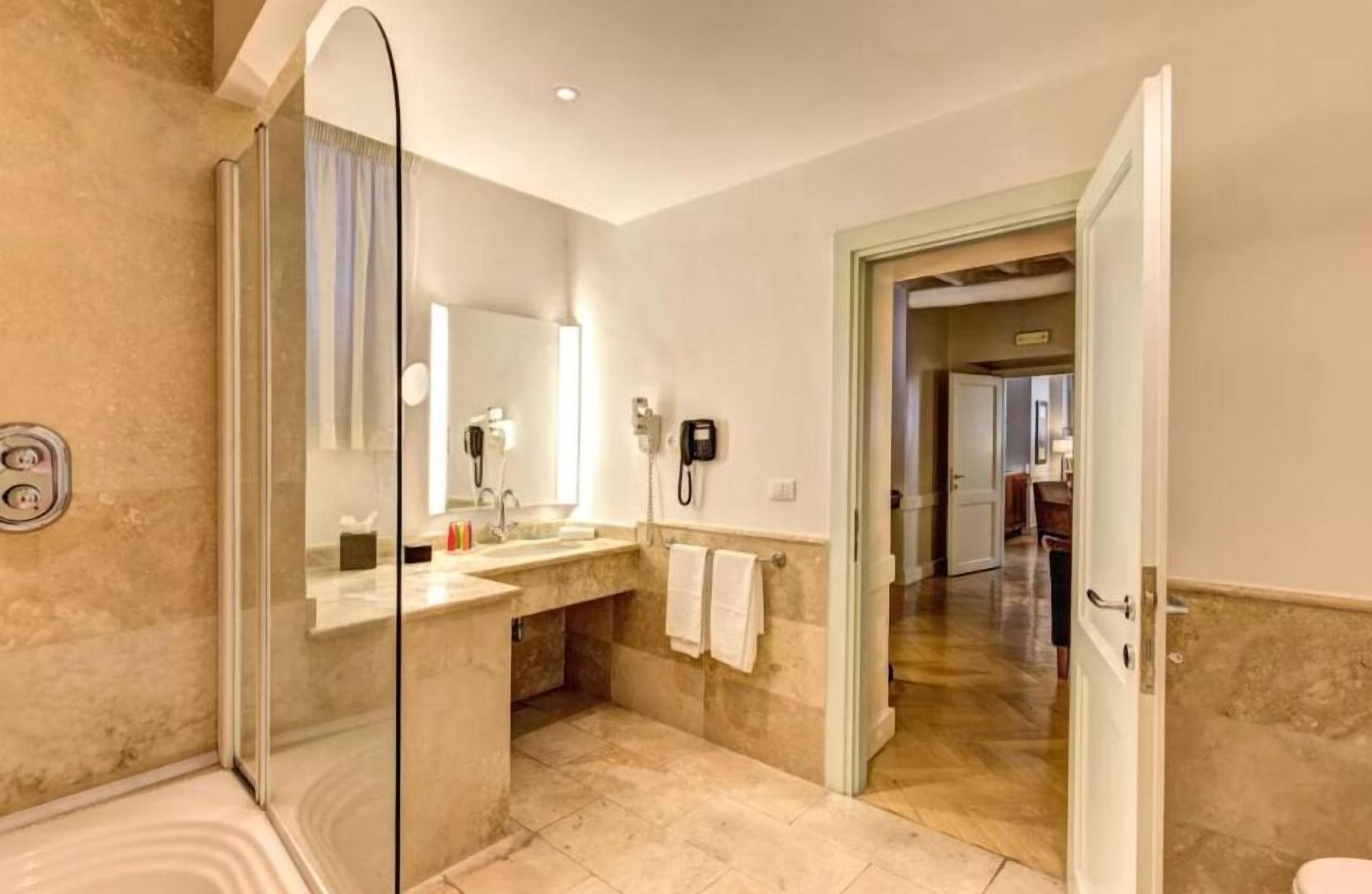 Superior appartement | Badkamer | Een douche, een regendouche, een haardroger, badjassen