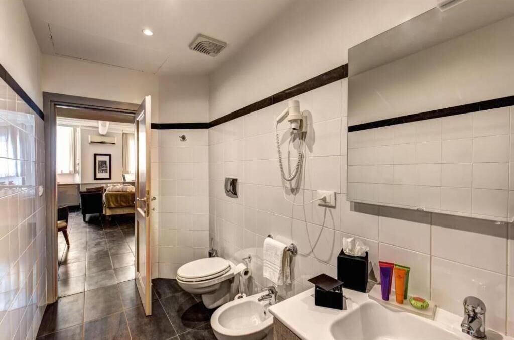 Une salle de bain moderne équipée de toilettes, d’un bidet et d’un lavabo.
