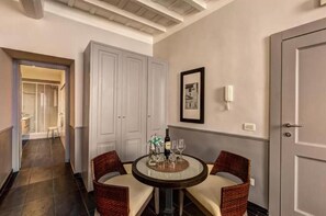 Basic Apartment | Minibar, in-room safe, iron/ironing board, free WiFi - Suites Giulia (Rome)