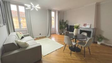 Apartamento panorâmico | Área de estar | TV de tela plana, lareira