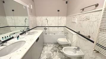 Panoramic Apartment | Bathroom | Combined shower/bathtub, hair dryer, bidet, towels