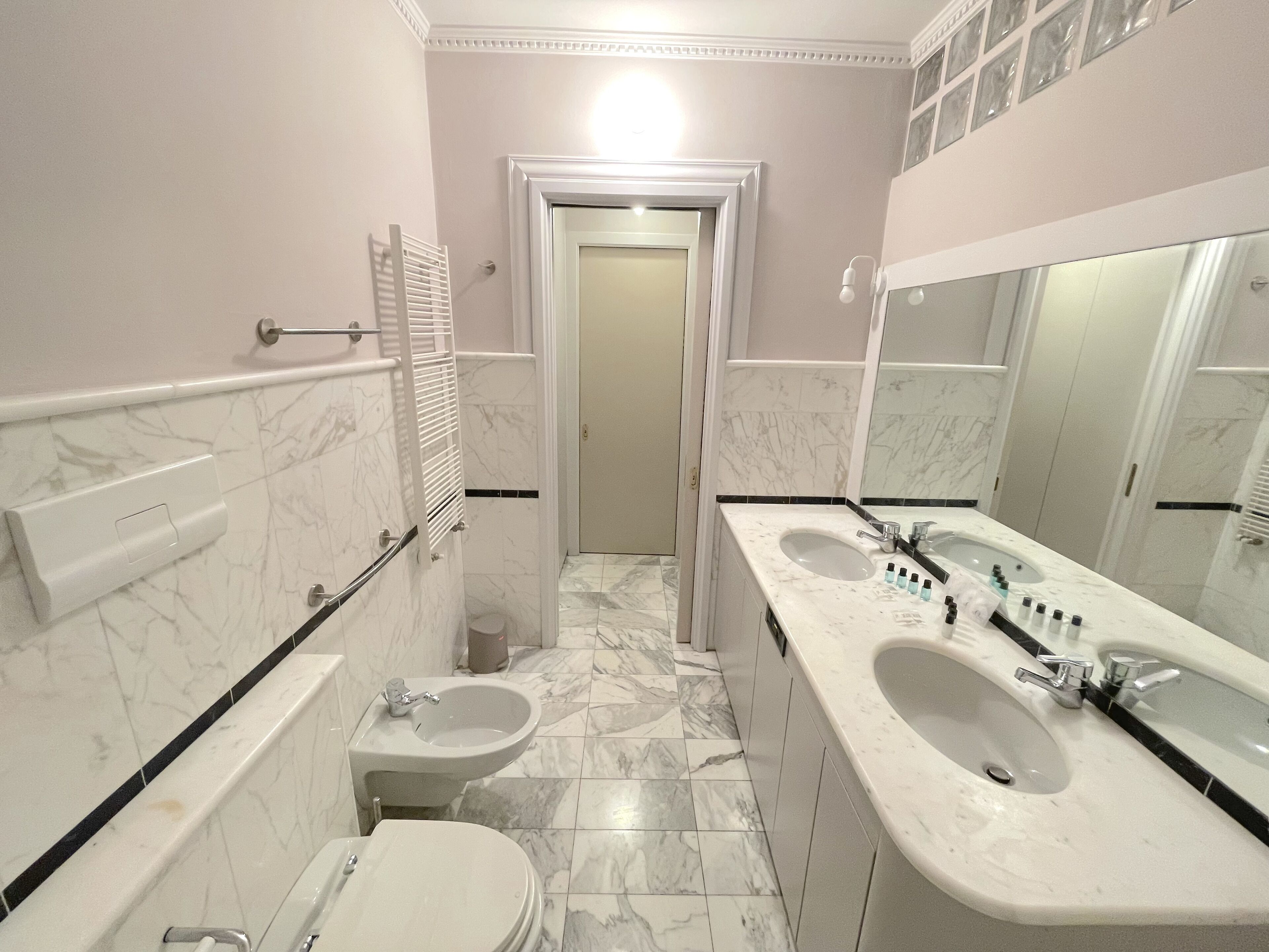 Ein Badezimmer mit zwei Waschbecken, einem Bidet und einer Toilette.