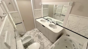 Panoramic Apartment | Bathroom | Combined shower/tub, hair dryer, bidet, towels