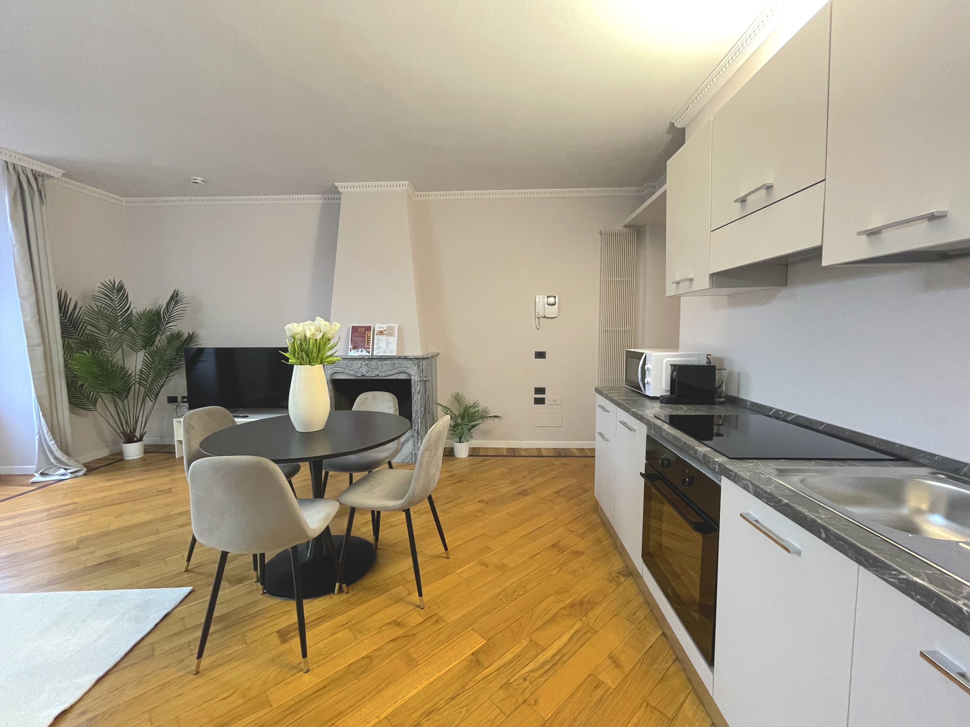 Appartement Panoramique | Coin séjour | Télévision à écran plat, cheminée