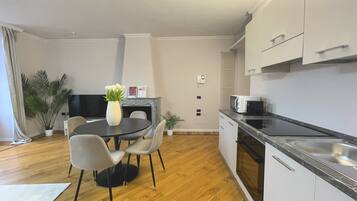 Appartement Panoramique | Coin séjour | Télévision à écran plat, cheminée