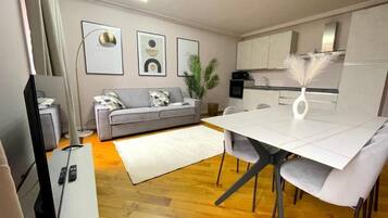 Appartement Panoramique | Coin séjour | Télévision à écran plat, cheminée
